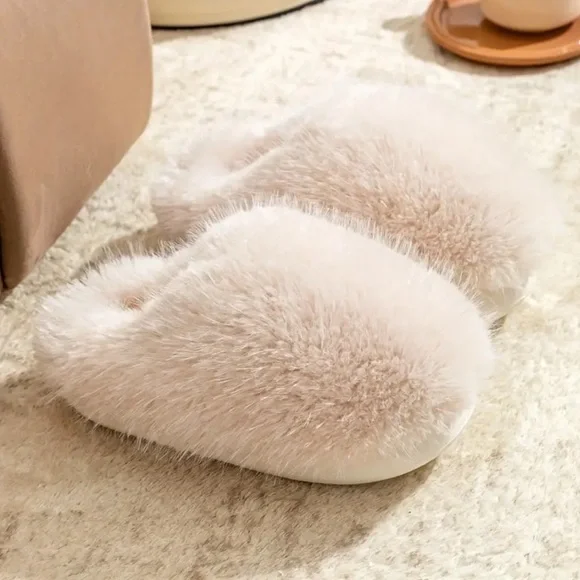 Soft and warm pink faux fur slides - Picture 3 of 3